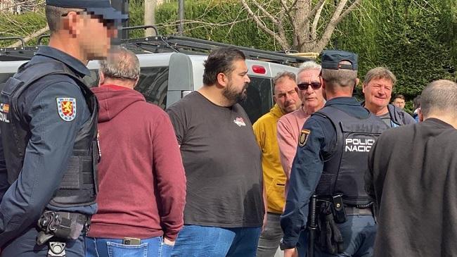 Óscar Reina, junto a Diego Cañamero, al ser identificado para su detención por la Policía Nacional.