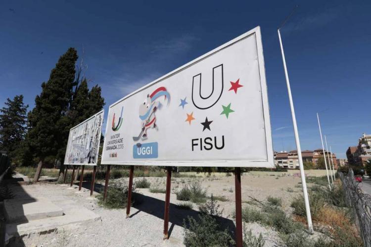 Cartel de la Universiada que estuvo instalado tras el pabellón.