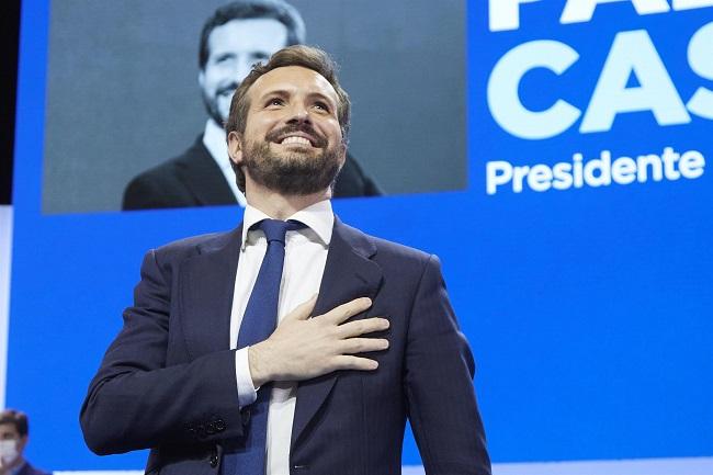 Pablo Casado saluda a los asistentes al congreso que se celebra en Sevilla.