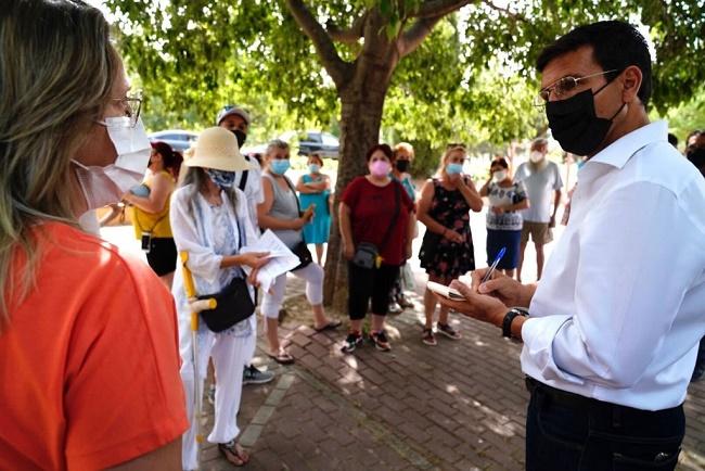 El alcalde, Francisco Cuenca, en su visita al Distrito Norte este lunes.