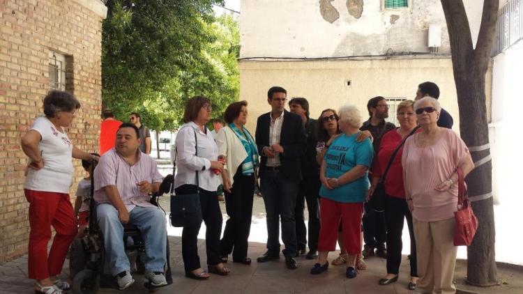 Cuenca con vecinos de Santa Adela y representantes de Stop Desahucios.