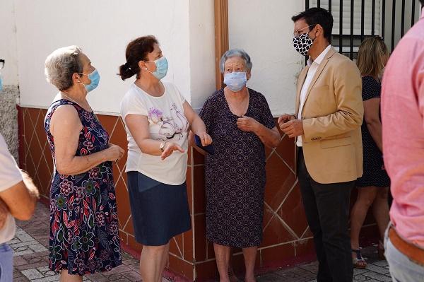 Francisco Cuenca, este jueves, con vecinas de la zona. Francisco Cuenca, este jueves, con vecinas de la zona.