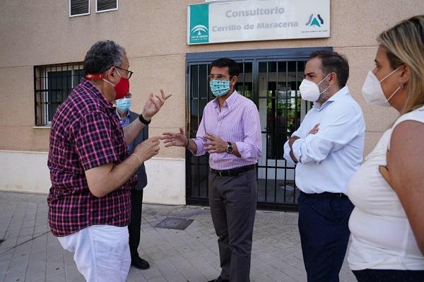 Los representantes socialistas con el secretario de Sanidad de CCOO de Granada.