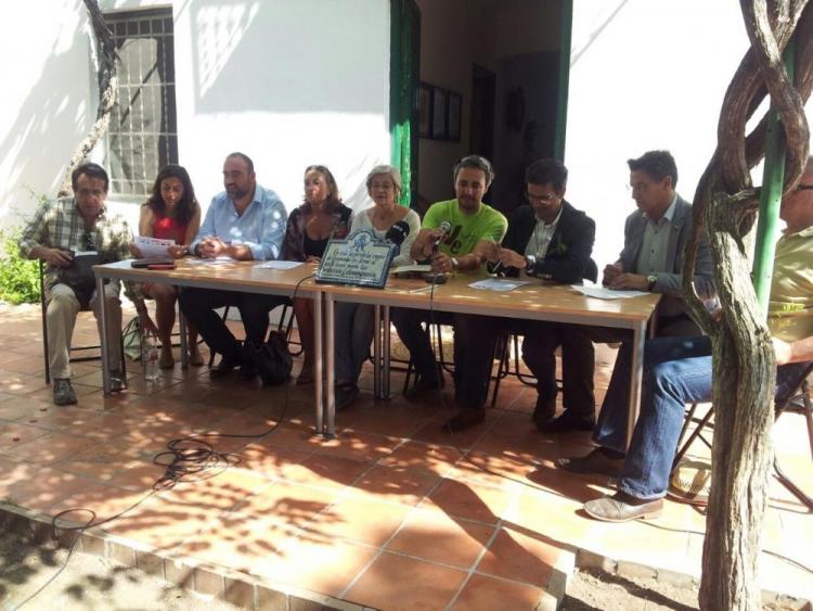 Los candidatos durante la firma. 