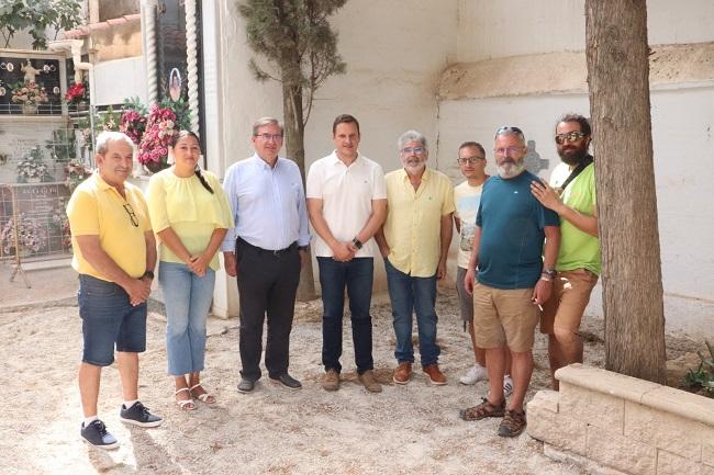 En la imagen, representantes de Por Andalucía, con la parlamentaria Alejandra Durán, junto al secretario de Estado de Memoria, el alcalde de Padul y miembros del equipo que interviene en la fosa. Visita a la fosa de víctimas del franquismo del cementerio de Padul donde se ha intervenido.