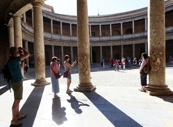 Visitantes en el Palacio de Carlos V.