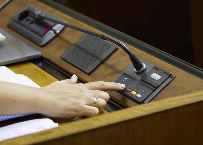 Panel con los botones para votación habilitado en los escaños.