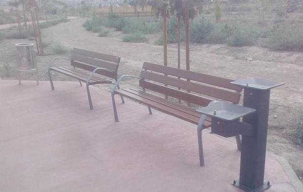 Fuente y bancos en el nuevo parque del PTS, junto a la Ronda Sur Fuente y bancos en el nuevo parque del PTS, junto a la Ronda Sur.
