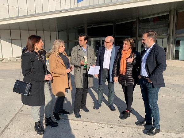 Cuenca y otros ediles socialistas, este viernes en el Parque de las Ciencias.