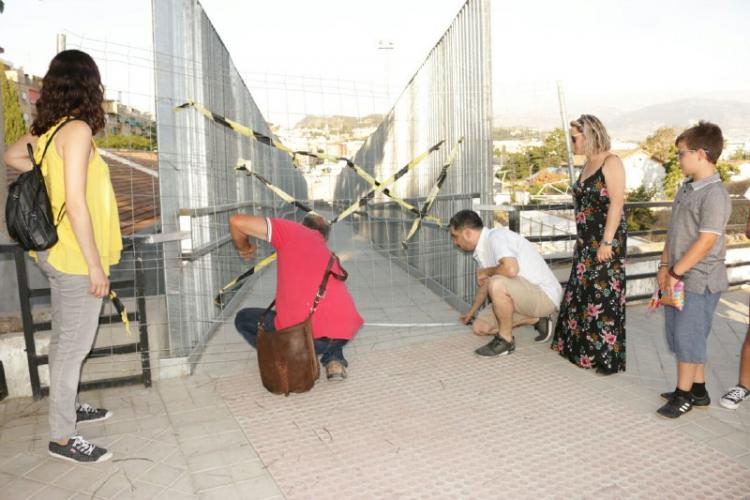 Miembros de Podemos examina la pasarela, aún cerrada al público.