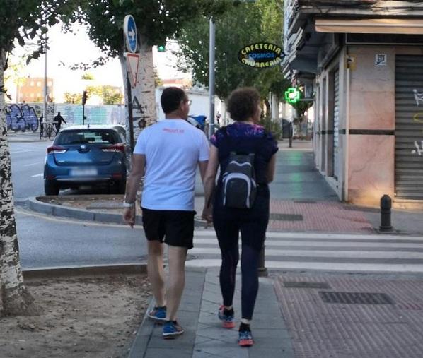 Una pareja pasea por una calle de la capital.