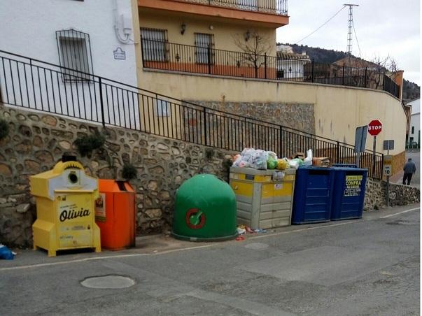 La basura se acumula encima de los contenedores.