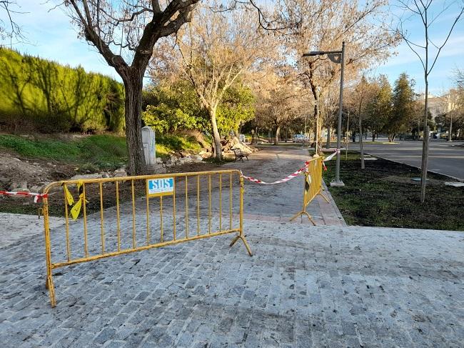 Obras en los Paseíllos tras la inauguración que la Junta atribuye a la UGR.