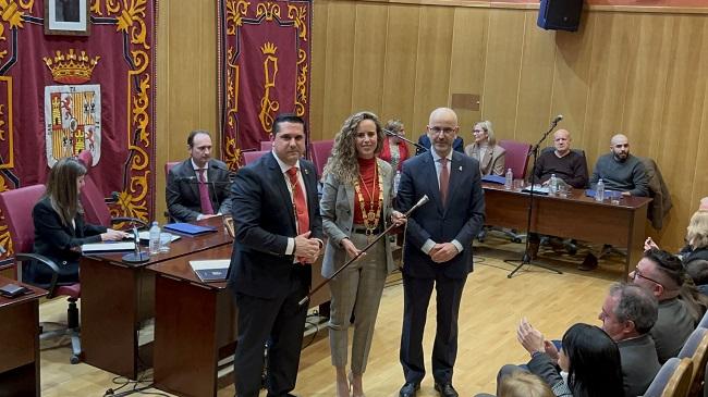 La nueva alcaldesa de Santa Fe, recibe el bastón de mando.