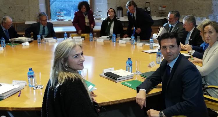 La consejera y el alcalde de Granada, en primer término, en la reunión del Patronato. La consejera y el alcalde de Granada, en primer término, en la reunión del Patronato.
