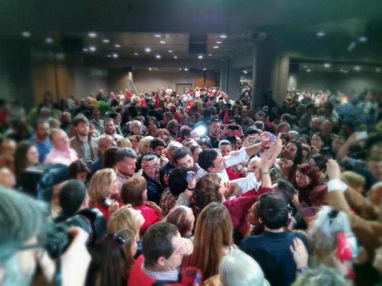 Pedro Sánchez, rodeado de seguidores al finalizar el acto.