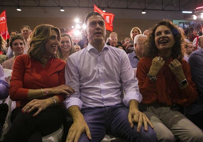 El secretario general del PSOE y presidente del Gobierno en funciones, Pedro Sánchez , junto a la secretaria general del PSOE-A, Susana Díaz (i) y la ministra de Hacienda en funciones, María Jesús Montero (Foto de archivo). 