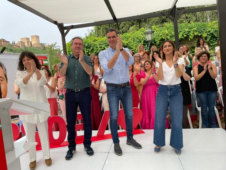 Pedro Sánchez, junto a María Ángeles Prito, y Juan espadas, al lado de Olga Manzo, este domingo en Granada.