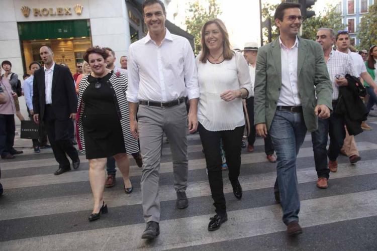 Pedro Sánchez y Susana Díaz pasean por Granada con el alcalde y la secretaria del PSOE granadino acompañados por militantes y simpatizantes.