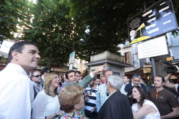 Cuenca explica las carocas a Pedro Sánchez y Susana Díaz. 