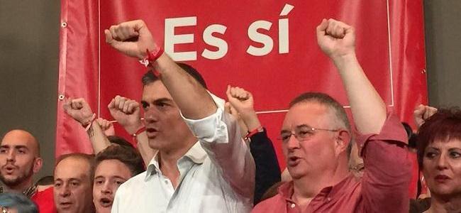 Pedro Sánchez y Chema Rueda, en un acto en Granada de las primarias del PSOE.