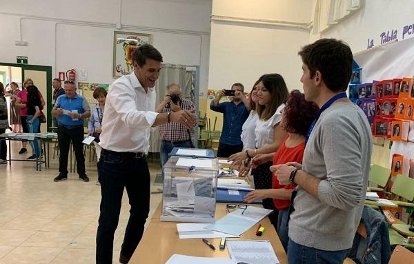 Pedro Fernández, al ejercer su voto el pasado domingo.