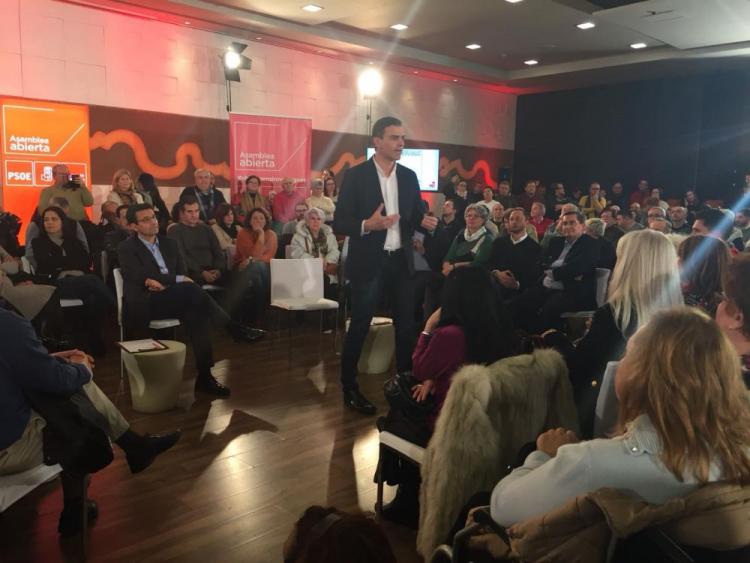 Pedro Sánchez durante su intervención en la asamblea ciudadana de Granada.