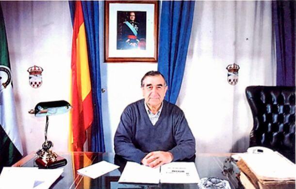 José Sevilla Martín, en su despacho de alcaldía cuando era regidor del municipio.