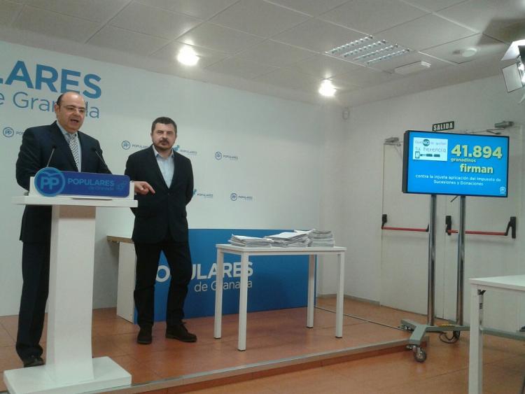 Toni Martín en una rueda de prensa con Sebastián Pérez.