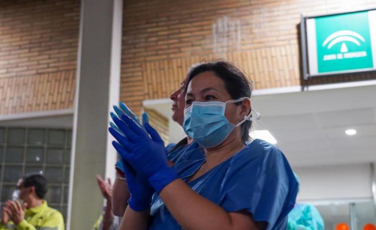 Personal sanitario en el aplauso que cada tarde reconoce su labor. 