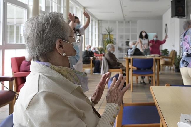 Personas mayores en una sala de una residencia.