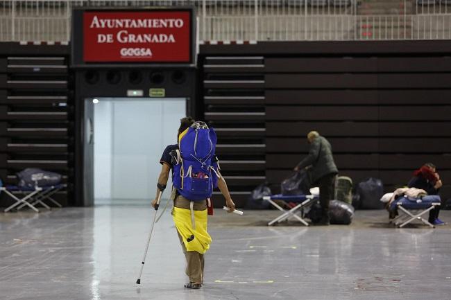 Imagen de archivo de la llegada de personas sin hogar al Palacio de Deportes a finales de marzo.