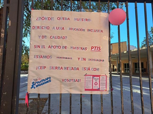 Mensajes de apoyo a las Ptis en el CEIP Sierra Nevada.