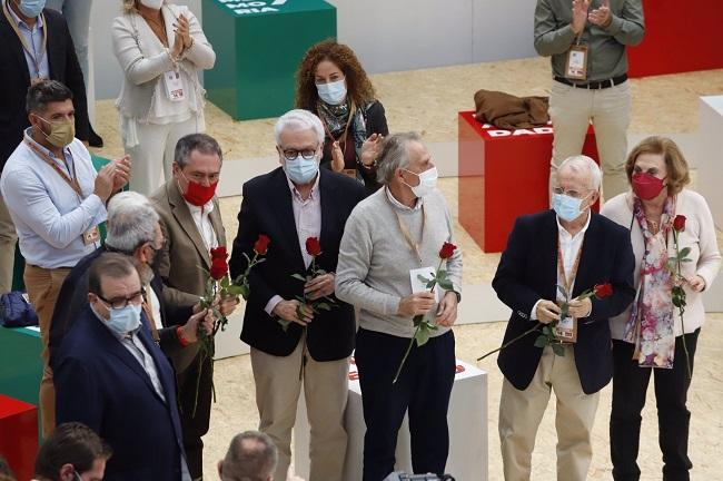 Manuel Pezzi, segundo por la derecha, con Espadas y fundadores del PSOE andaluz.