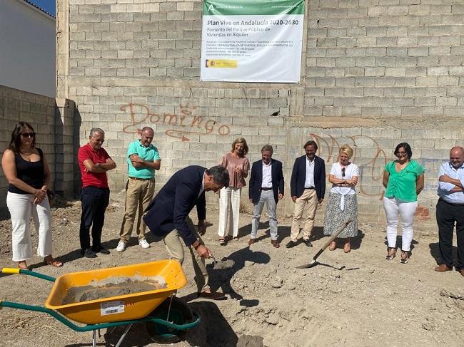 Pedro Fernández, en la colocación de la primera piedra de un edificio en Baza. 