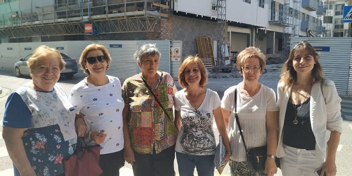 Marta Gutiérrez (drcha.) con vecinas frente al nuevo edificio de Santa Adela.