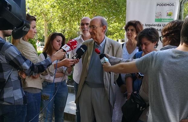 Federico Velázquez explica las medidas ambientales. 