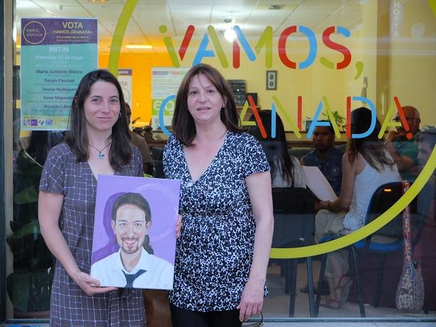 Marta Gutiérrez con la autora del cuadro.