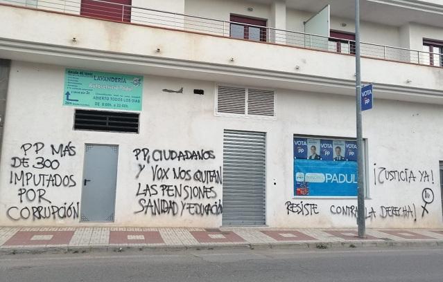 Pintadas aparecidas esta mañana en la sede del PP de Padul Pintadas aparecidas esta mañana en la sede del PP de Padul.