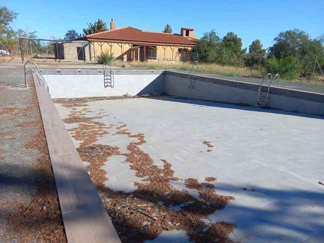 Piscina de Cogollos sin abrir. 