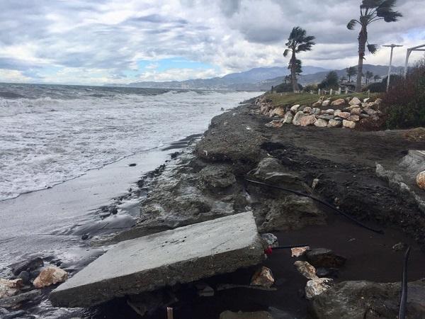 Daños en Playa Granada tras uno de los temporales del pasado marzo.