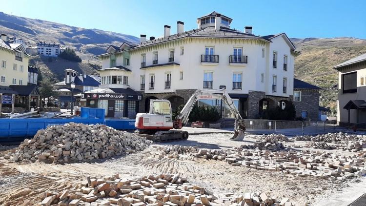 Obras de mejora en la plaza de Andalucia de Pradollano, centro neurálgico de la estación de esquí de Sierra Nevada.