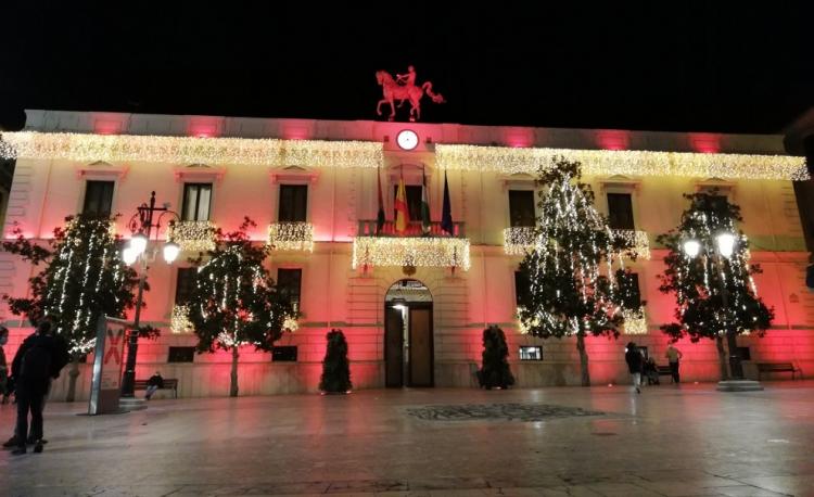 Vista de la Plaza del Carmen con luces navideñas y la fachada del Ayuntamiento iluminada.