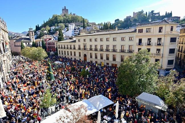 Imagen de la numerosa concentración convocada por el PP en Granada.