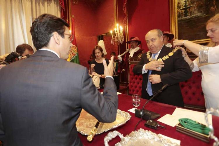 Cuenca se dirige al alcalde durante el pleno.