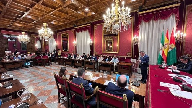 Pleno en el que el defensor de la Ciudadanía ha expuesto su informe anual.