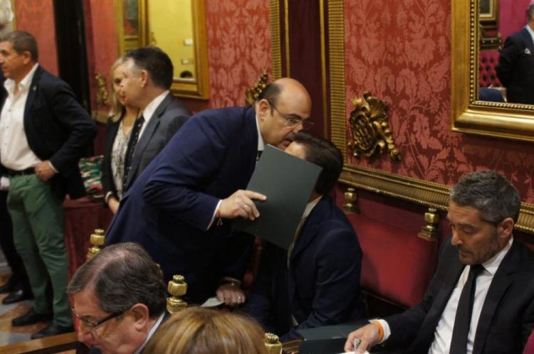 Sebastián Pérez conversa con Luis Salvador al inicio del pleno en el que este último fue investido alcalde. La imagen del año: Sebastián Pérez conversa con Luis Salvador al inicio del pleno en el que este último fue investido alcalde.