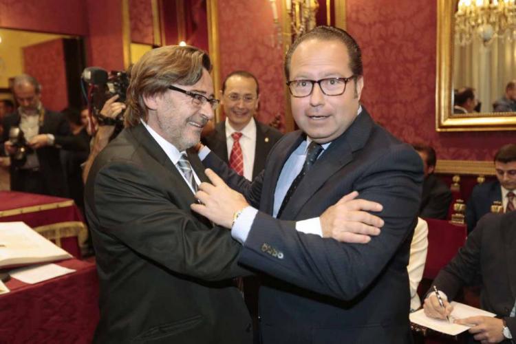 Oliver saluda a Ledesma, a quien puede suceder al frente de Economía. Oliver saluda a Ledesma.