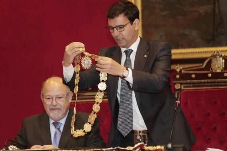 Cuenca deposita el collar que lo distingue como alcalde sobre la mesa desde la que a partir de ahora presidirá el pleno.