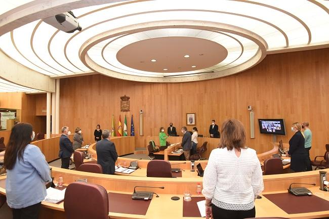 Minuto de silencio guardado al inicio de la sesión.
